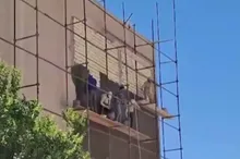 فعالیت گروههای جهادی در شاهین شهر اصفهان در راستای مرمت و بازسازی منازل خسارت دیده در جنگ رمضان