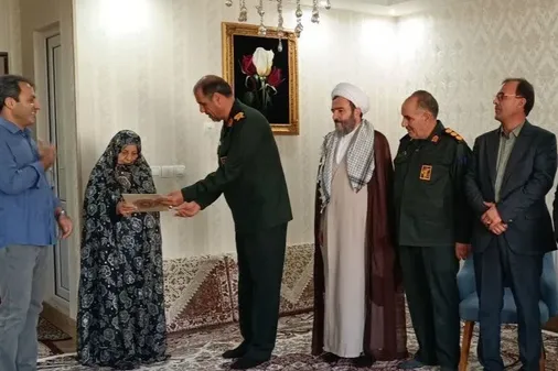 دیدار فرمانده سپاه بیت المقدس کردستان با خانواده سردار شهید سید منصور بیاتیان