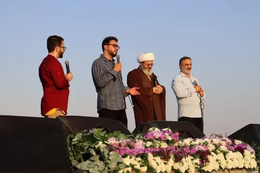 محفل با حضور پرشور مردم جزیره بوموسی در پلاژ ساحلی این جزیره برگزار گردید