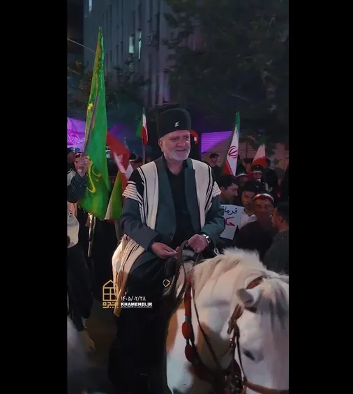 گوشه&zwnj;هایی از حضور شبانگاهی ۱۴۰۵/۲/۲۸ مردم چهارمحال و بختیاری با اسلحه برنو در رواق کشوردوست، در جوار محل شهادت رهبر شهید انقلاب رضوان&zwnj;الله&zwnj;علیه.