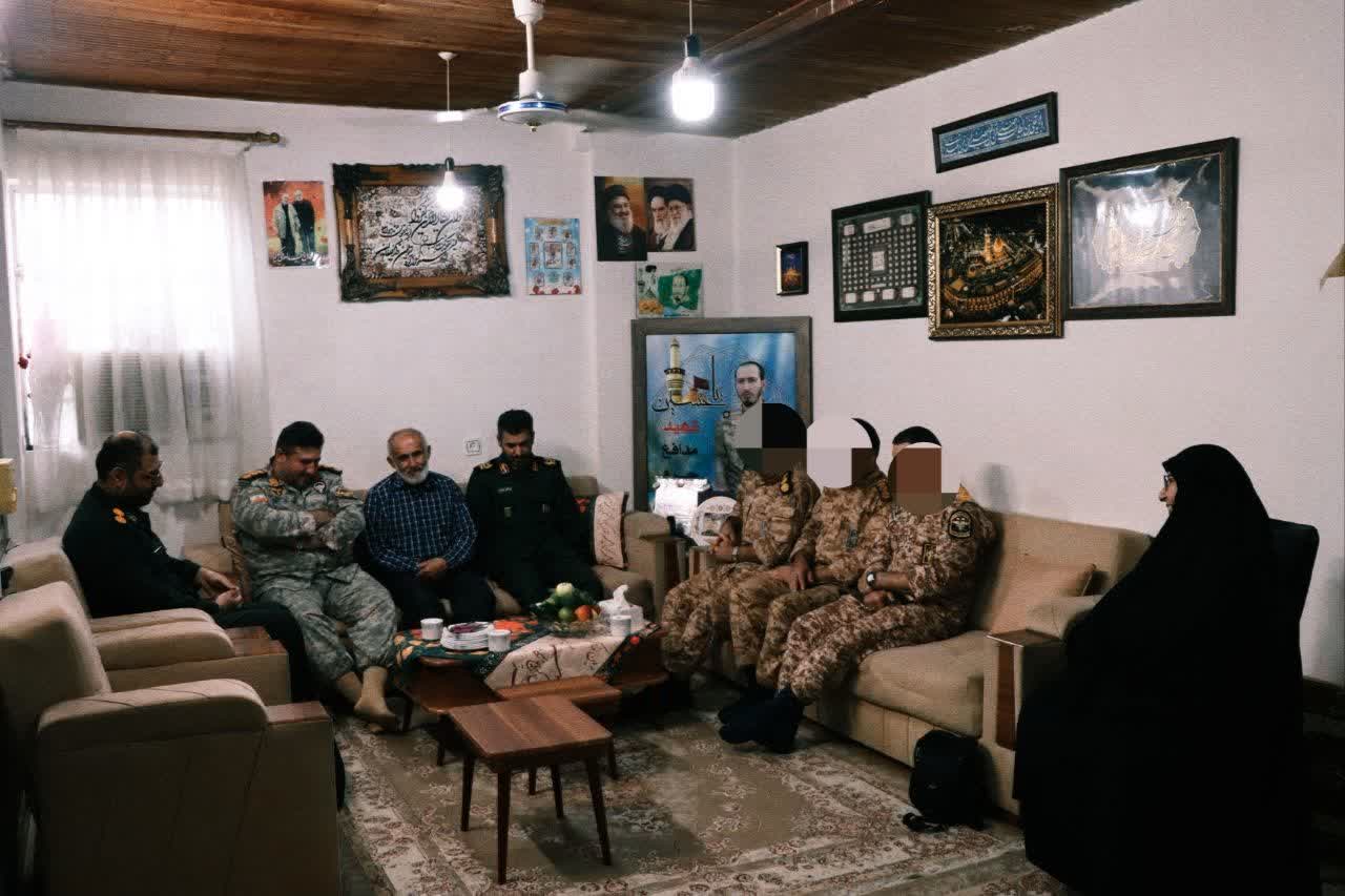 دیدار فرمانده تیپ نیروی مخصوص میرزا کوچک خان نیروی زمینی سپاه با خانواده معظم شهید مدافع حرم «فرهاد خوشه‌بر»