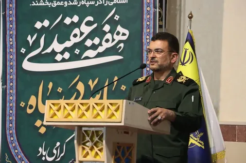 دشمنان می دانند با سلاح نظامی قادر به شکست ملت ایران نیستند