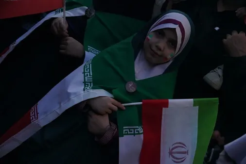 امروز کودکان کرمان با اشک و اندوه، یاد شهدای دانش آموزی میناب را گرامی داشتند