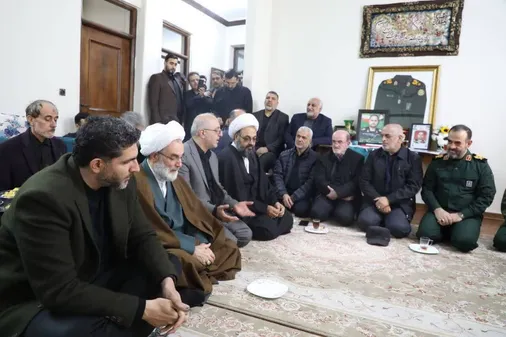 دیدار نماینده ولی فقیه در گیلان و فرمانده سپاه قدس گیلان با خانواده سردار شهید کمیل مطیع&zwnj;دوست در کومله لنگرود