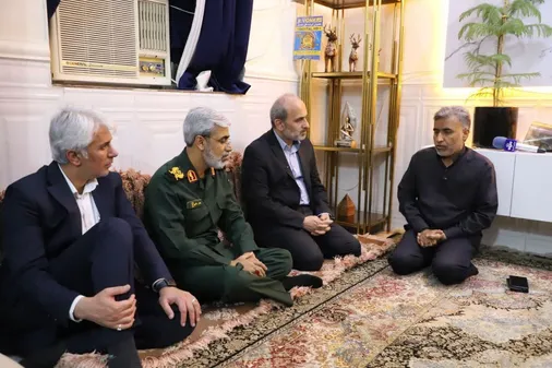 دیدار رئیس رسانه ملی با خانواده جانباختگان حادثه بندر شهید رجایی