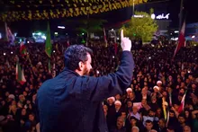سیل جمعیت ساروی‌ها در میدان با مشت‌های گره کرده برای شهادت