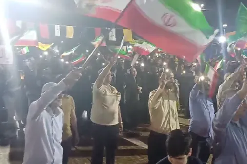 لحظه اعلام شلیک موشک های ایرانی به سمت رژیم صهیونیستی در جوار شهدای گمنام شهرستان بندر هندیجان