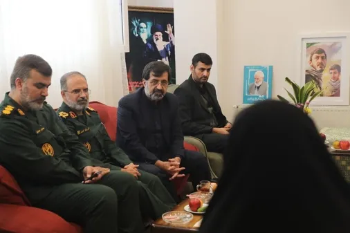 دیدار استاندار و فرمانده سپاه قم با مادر شهیدان زین&zwnj;الدین
