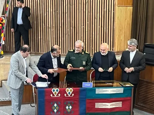 امضای قرارداد طرح فدک مابین فرمانده قرارگاه سازندگی خاتم&zwnj;الانبیاء(ص) و استاندار خوزستان