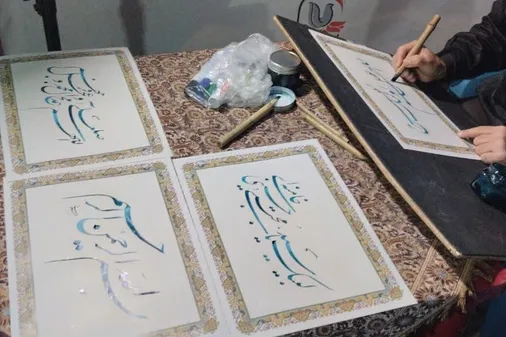 ایستگاه نذر هنر و خطاطی خوشنویسان استان با موضوع جنگ رمضان هرشب در مسیر راهپیمایی مردمی واقع در خیابان کاشانی