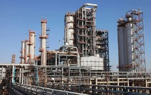 بازدید میدانی فرمانده قرارگاه از پتروپالایشگاه مهر خلیج فارس در هرمزگان