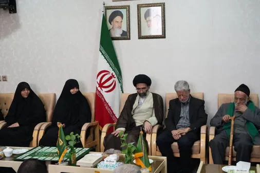 دیدار صمیمی جمعی از خانواده معظم شهدای کاشان با دختر سردار شهید حسین سلامی