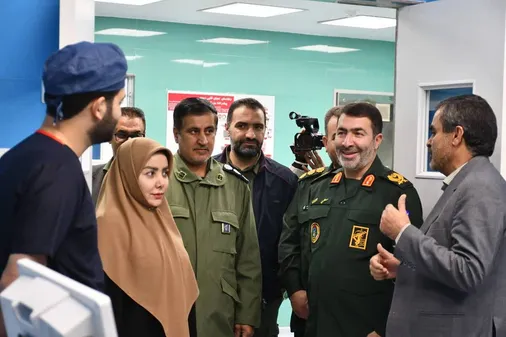 بازدید فرمانده سپاه فتح و رئیس دانشگاه علوم پزشکی از درمانگاه امام صادق (ص)