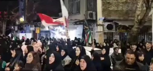 پرچم گردانی شیرزن کُرد صحنه&zwnj;ای در میدان