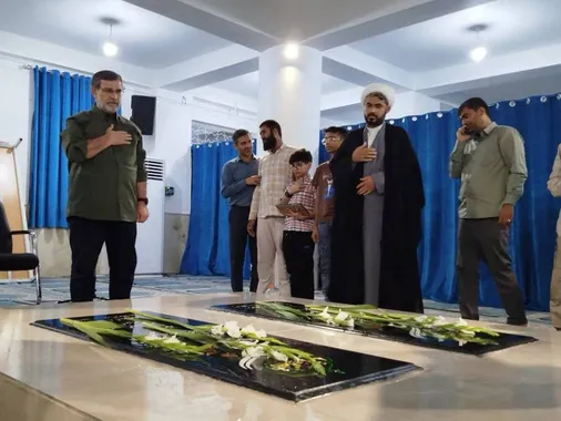 تجدید بیعت فرمانده نیروی دریایی سپاه با شهدای گمنام همزمان با هفته دفاع مقدس