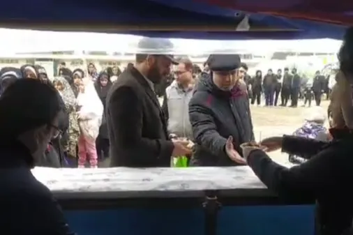 نیروهای مردمی و نظامی در خدمت به زائران همدل و همراه اند