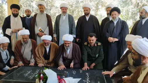 ما گوش به فرمان ولی امر مسلمین جهان حضرت امام خامنه ای (مدظله العالی) و روحانیت معزز در سه مقطع جهاد اکبر، جهاد اصغر و جهاد کبیر خواهیم بود