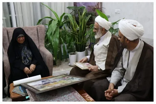 ادای احترام نماینده ولی&zwnj;فقیه در سپاه پاسداران به مادر شهیدان ضیایی