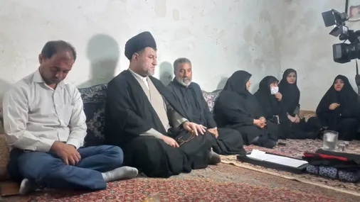 دیدار مسئول نمایندگی ولی فقیه در قرارگاه منطقه&zwnj;ای کربلا با خانواده معظم سرباز شهید ارتش جمهوری اسلامی ایران در اهواز